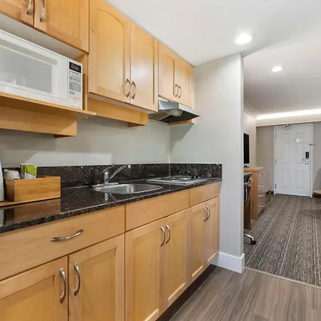 Best Western Plus Kelowna Hotel & Suites-3